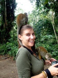 Photo de Marlene avec des singes