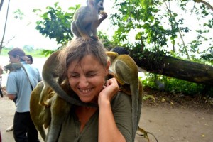 Photo de Marlene avec pleins de singes