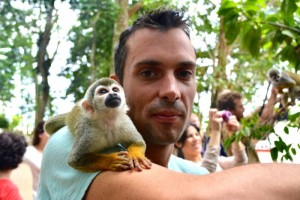 PHoto de Simon avec un singe