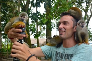 Photo de Simon avec pleins de singes