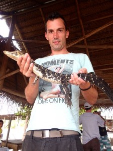 Photo d'un caiman dans les mains de Simon