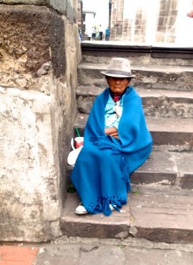 Mujer sentado en la calle