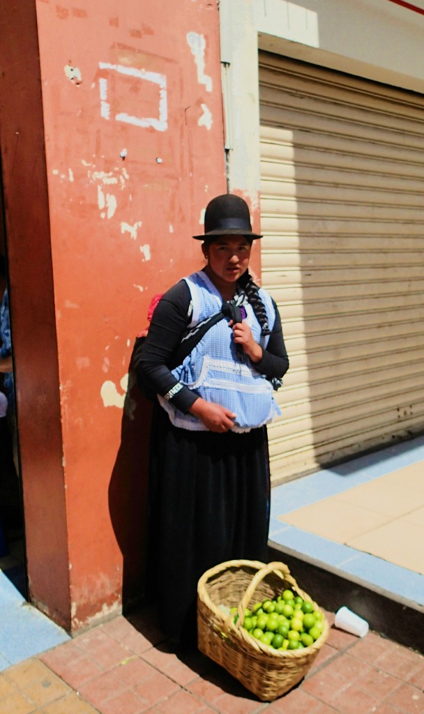Femme aux abords du marché - Cuenca - Equateur