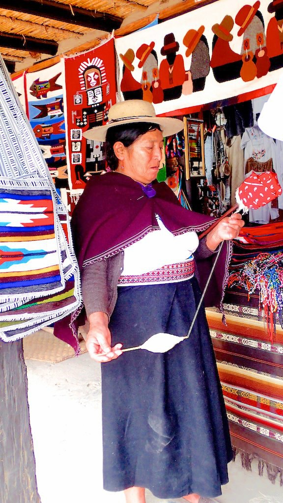 Femme tissant sa laine au musée de la mitad del mundo - Quito - Equateur